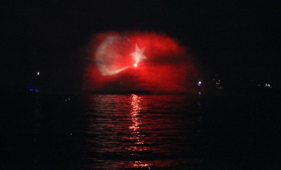 Antalya'nın Ünlü Konyaaltı Sahilinde Teknelerle Işık Gösterisi İlgi Gördü