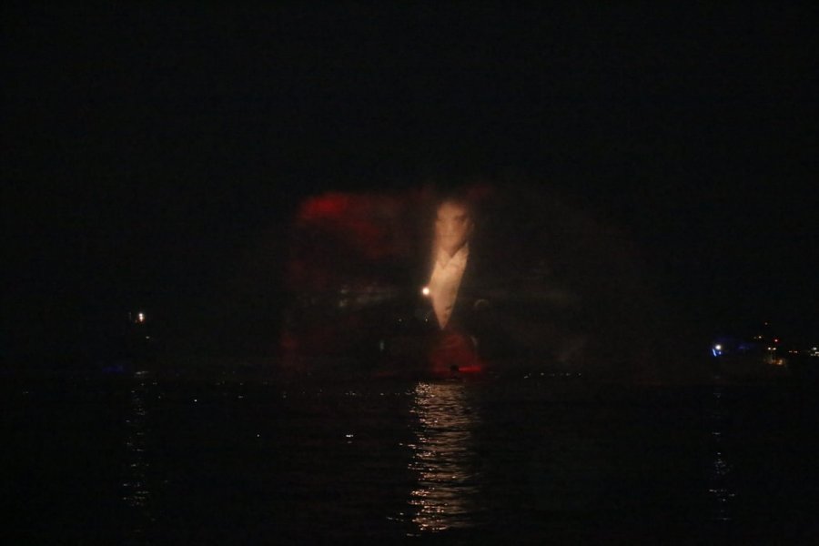 Antalya'nın Ünlü Konyaaltı Sahilinde Teknelerle Işık Gösterisi İlgi Gördü