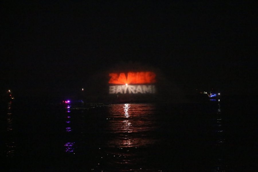 Antalya'nın Ünlü Konyaaltı Sahilinde Teknelerle Işık Gösterisi İlgi Gördü