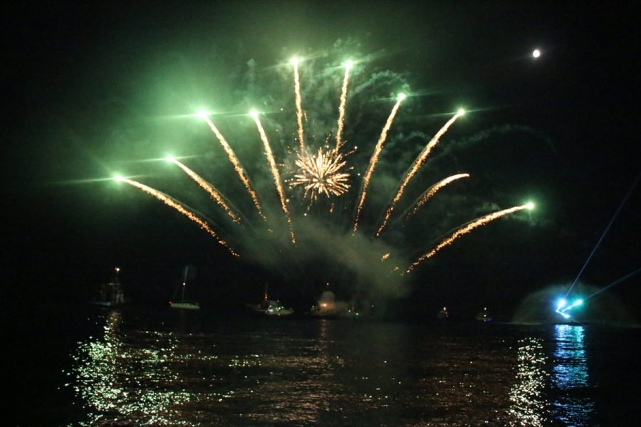 Antalya'nın Ünlü Konyaaltı Sahilinde Teknelerle Işık Gösterisi İlgi Gördü