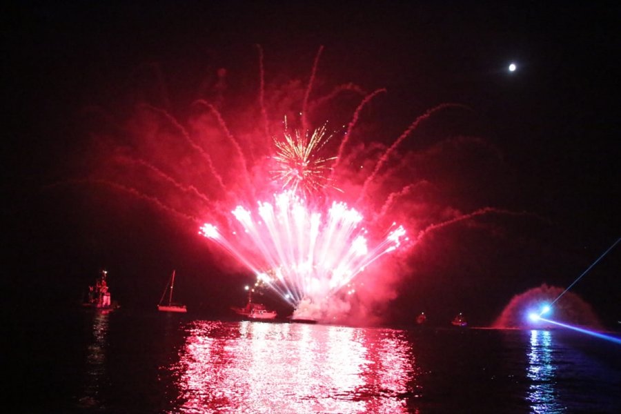 Antalya'nın Ünlü Konyaaltı Sahilinde Teknelerle Işık Gösterisi İlgi Gördü