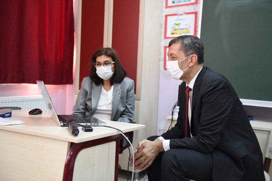 Milli Eğitim Bakanı Selçuk, Uzaktan Eğitimin İlk Ders Zilini Çaldı:
