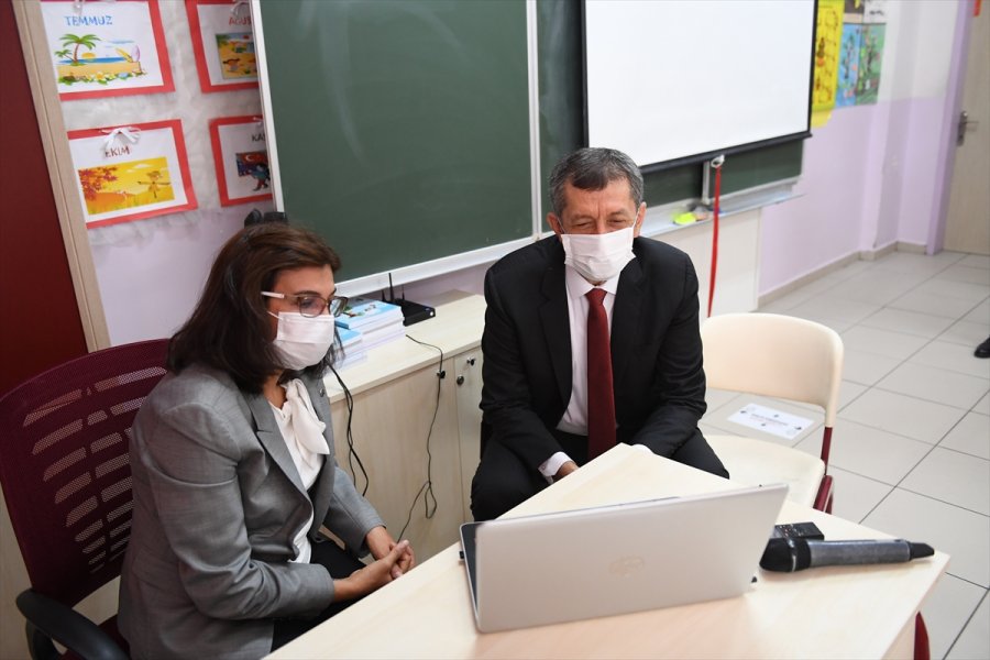 Milli Eğitim Bakanı Selçuk, Uzaktan Eğitimin İlk Ders Zilini Çaldı: