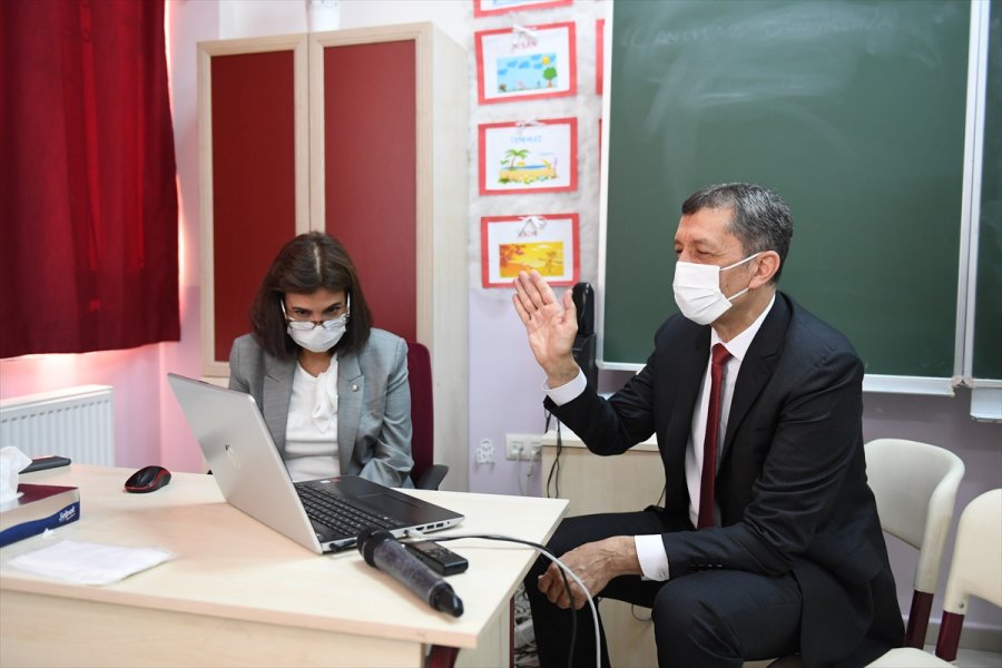 Milli Eğitim Bakanı Selçuk, Uzaktan Eğitimin İlk Ders Zilini Çaldı: