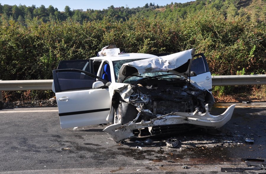 Antalya'da Otomobiller Çarpıştı 4 Kişi Yaralandı