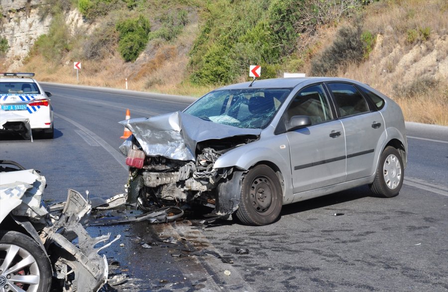 Antalya'da Otomobiller Çarpıştı 4 Kişi Yaralandı