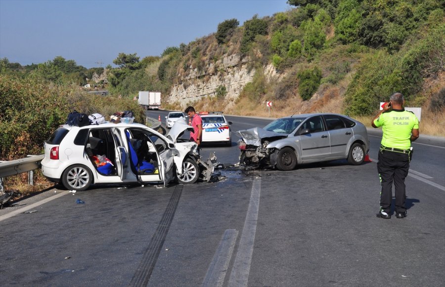 Antalya'da Otomobiller Çarpıştı 4 Kişi Yaralandı