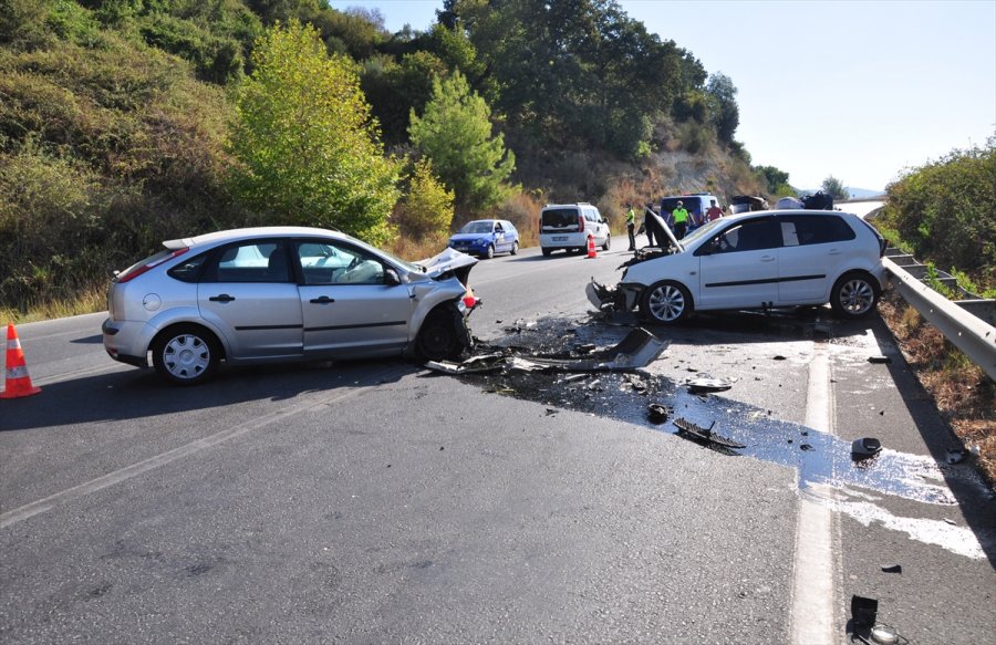 Antalya'da Otomobiller Çarpıştı 4 Kişi Yaralandı
