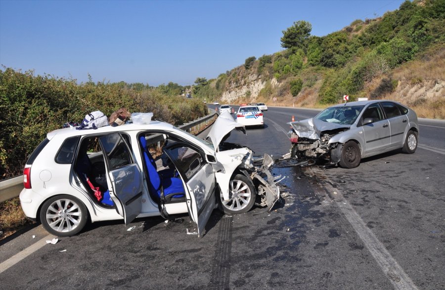 Antalya'da Otomobiller Çarpıştı 4 Kişi Yaralandı