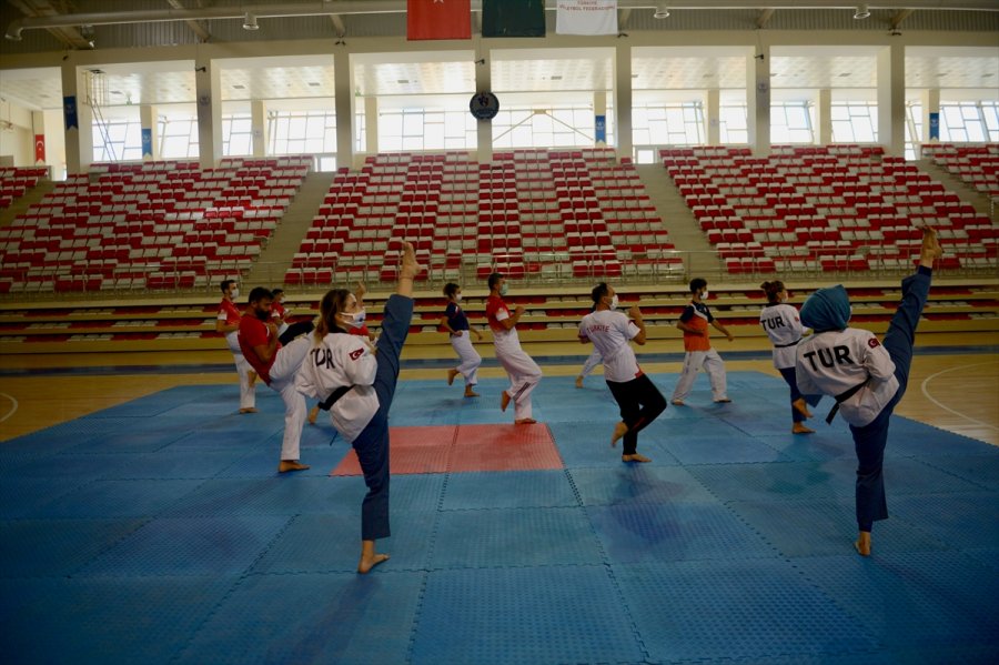 İşitme Engelliler Tekvando Milli Takımı Dünya Şampiyonasına Eskişehir'de Hazırlanıyor