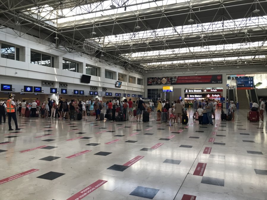 Antalya, 8 Ayda 1 Milyon 558 Bin Turistin Adresi Oldu