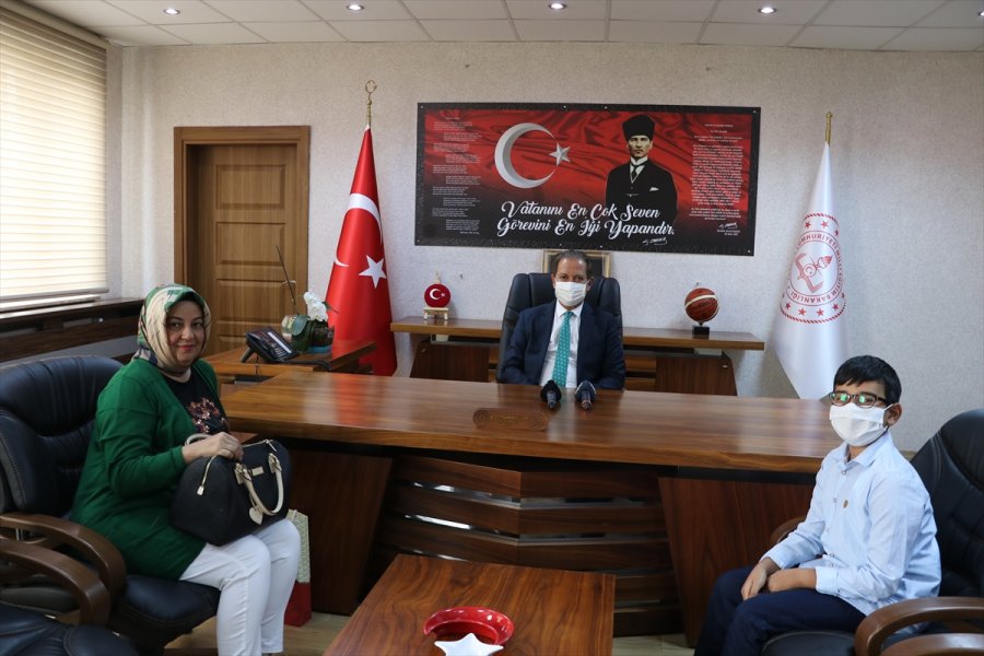 Kayseri'de 30 Ağustos'ta Tek Başına Şehitliği Ziyaret Eden Ahmet'e Hediye Forma