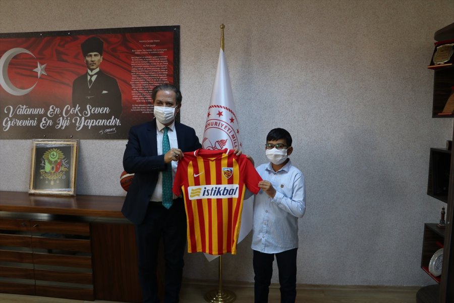 Kayseri'de 30 Ağustos'ta Tek Başına Şehitliği Ziyaret Eden Ahmet'e Hediye Forma