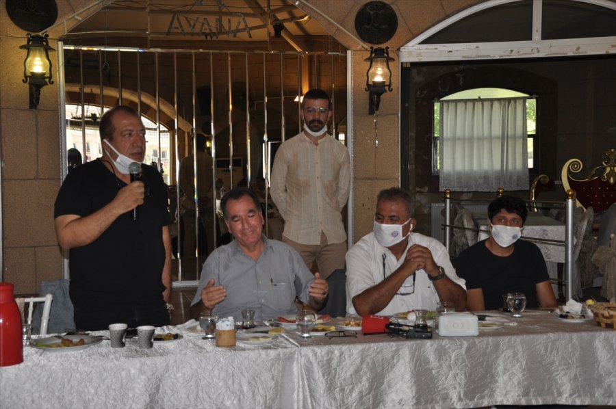 Tarsus'ta Emlakçılar Gazetecilerle Bir Araya Geldi