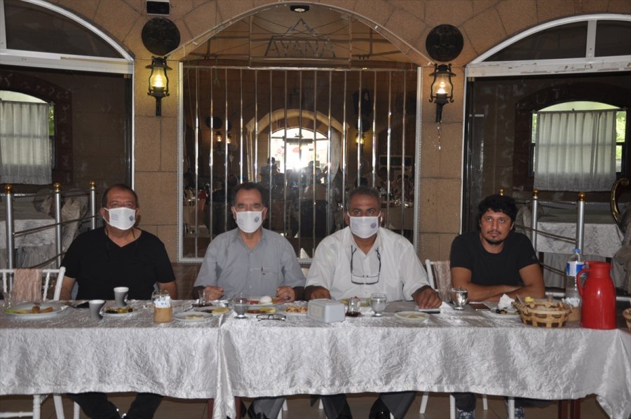 Tarsus'ta Emlakçılar Gazetecilerle Bir Araya Geldi