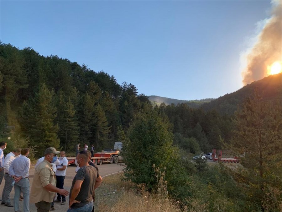 Ankara'nın Çubuk İlçesinde Çıkan Orman Yangınına Müdahale Ediliyor