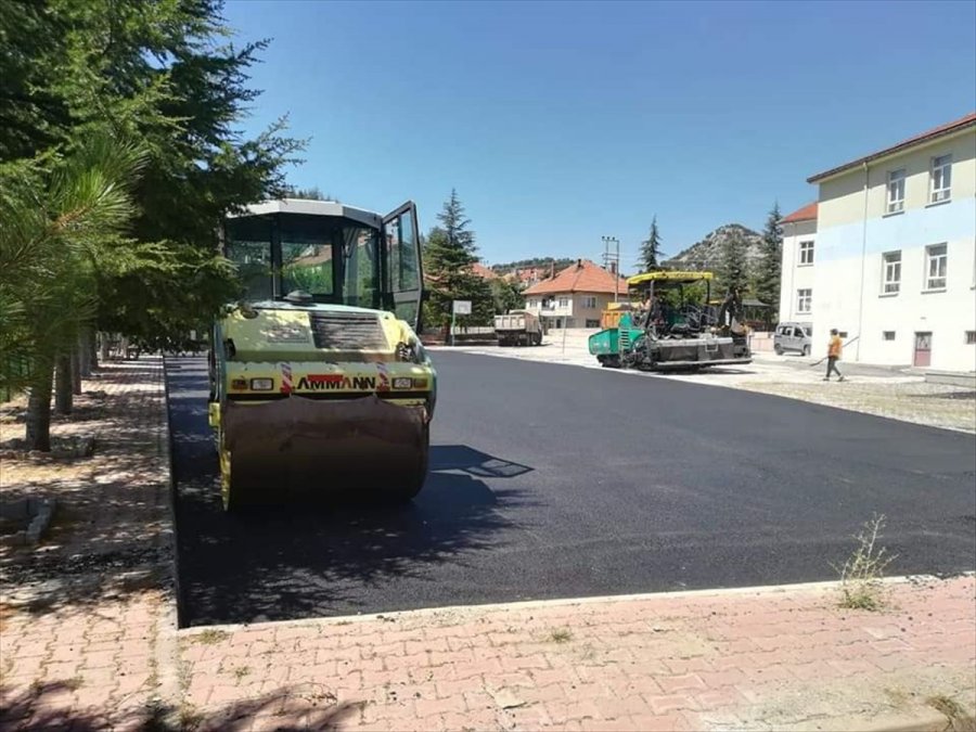 Derebucak'ta Okul Bahçeleri Sıcak Asfaltla Kaplanıyor
