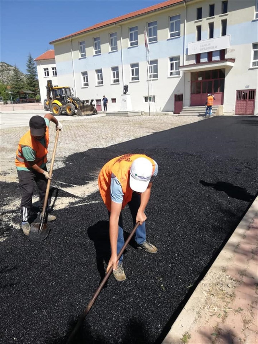 Derebucak'ta Okul Bahçeleri Sıcak Asfaltla Kaplanıyor