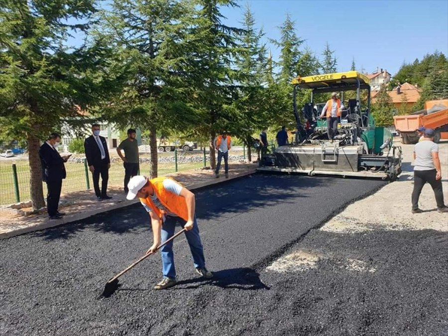 Derebucak'ta Okul Bahçeleri Sıcak Asfaltla Kaplanıyor