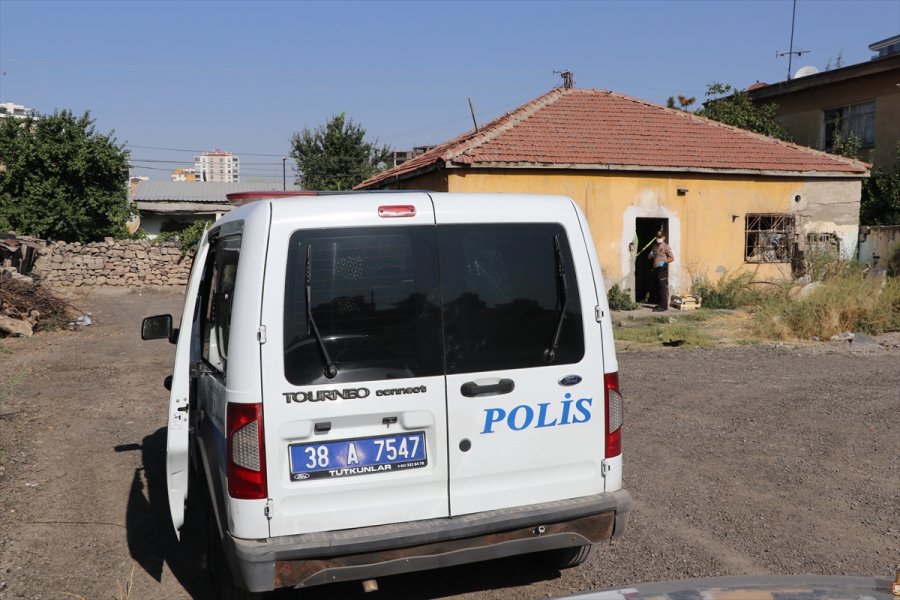 Kayseri'de Bir Kişi Yardım İstemek İçin Girdiği Evde Ölü Bulundu
