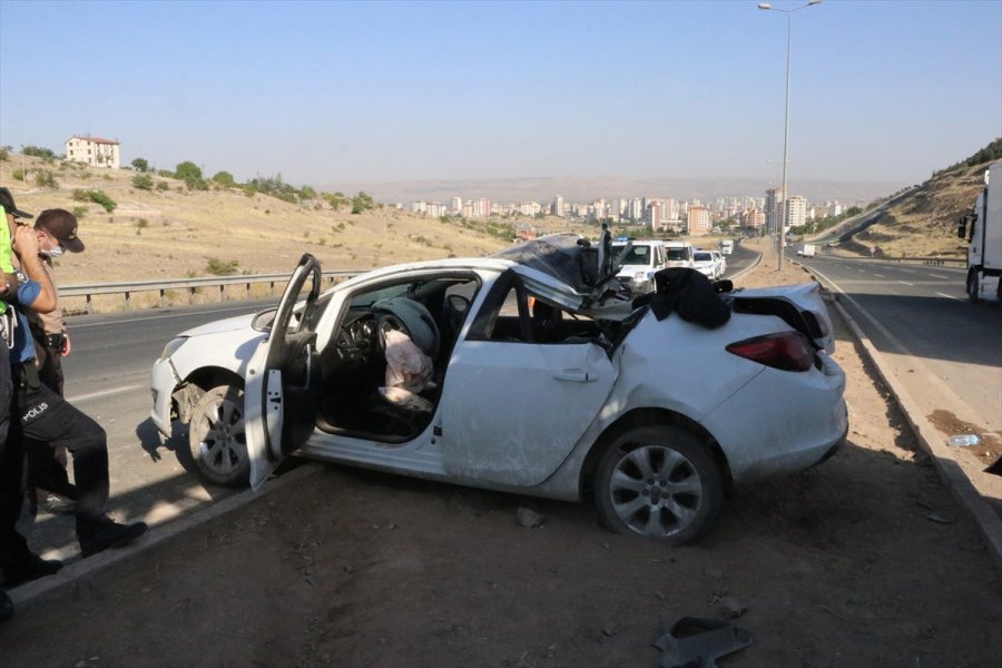Kayseri'de Otomobil Elektrik Direğine Çarptı: 1 Ölü, 2 Yaralı