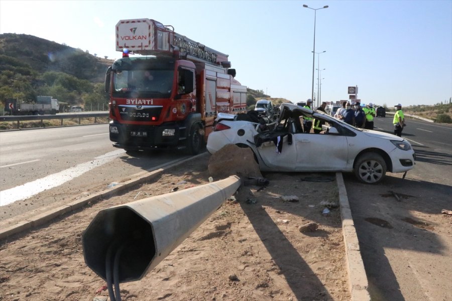 Kayseri'de Otomobil Elektrik Direğine Çarptı: 1 Ölü, 2 Yaralı