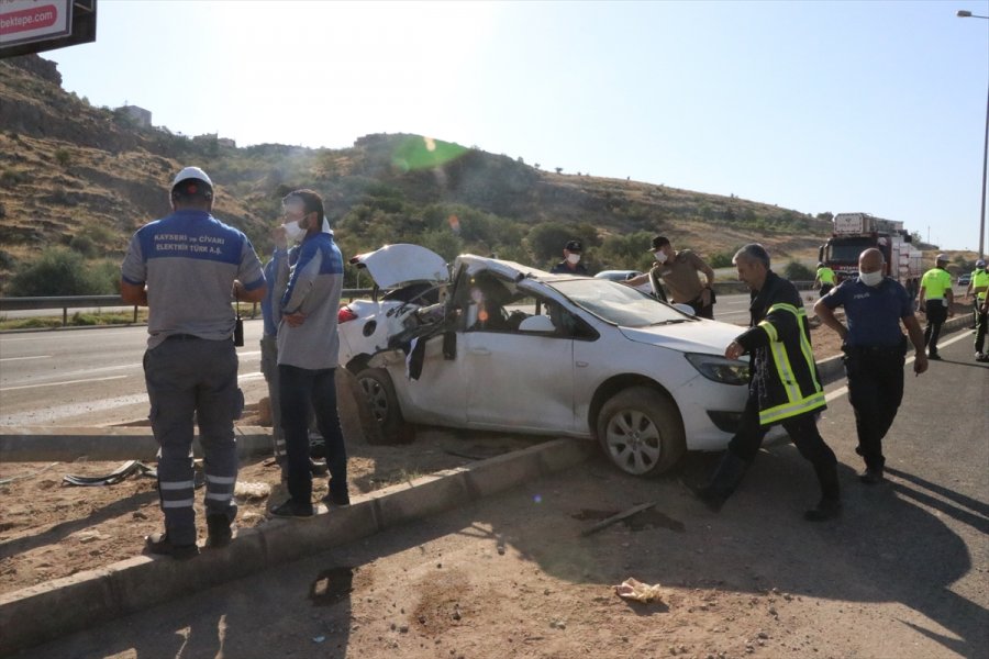 Kayseri'de Otomobil Elektrik Direğine Çarptı: 1 Ölü, 2 Yaralı