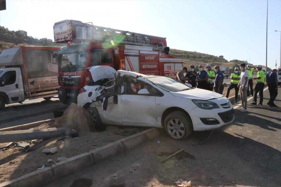 Kayseri'de Otomobil Elektrik Direğine Çarptı: 1 Ölü, 2 Yaralı