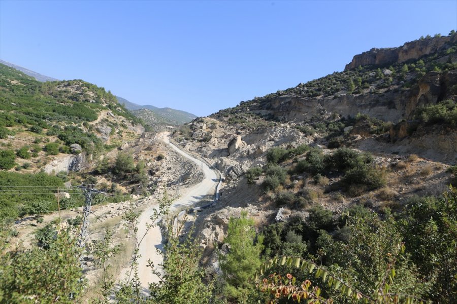 Mut Kaymakamı Köken, Heyelan Nedeniyle Kapanan Yolları İnceledi