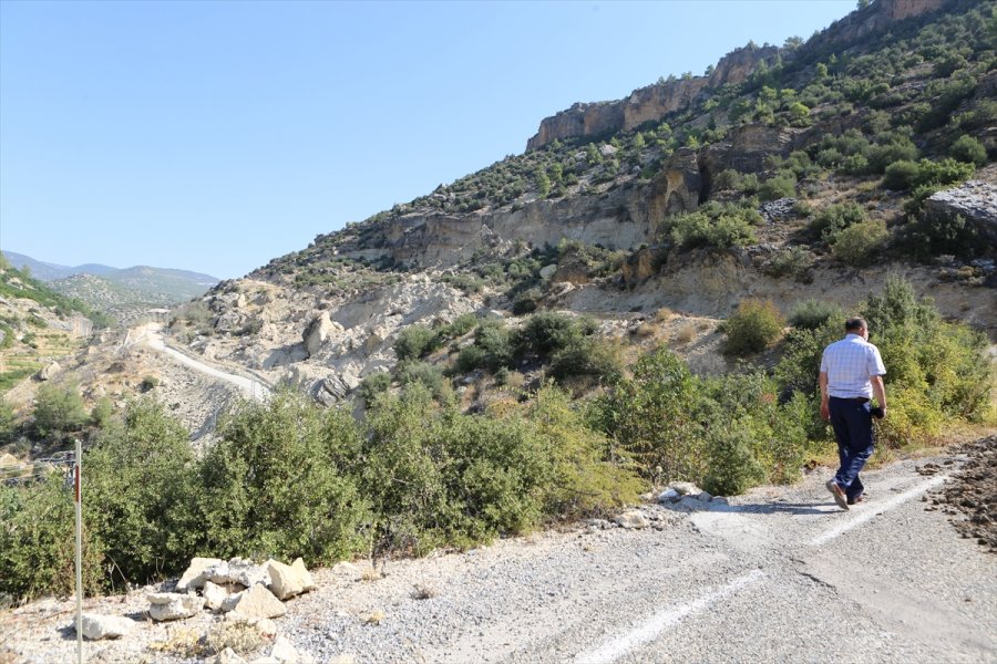 Mut Kaymakamı Köken, Heyelan Nedeniyle Kapanan Yolları İnceledi