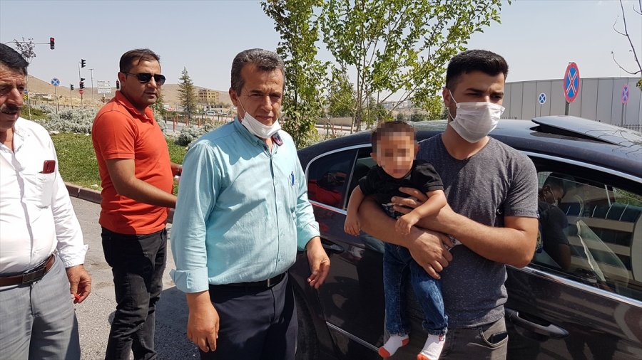 Niğde'de Otomobilde Tek Başına Ağlayan Çocuğu Vatandaşlar Kurtardı