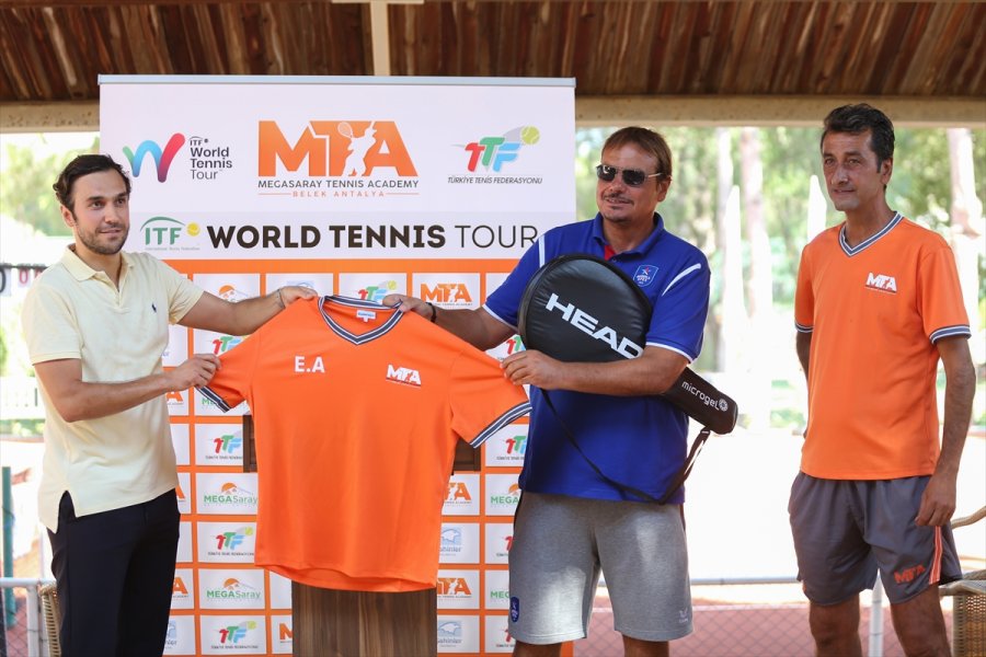 Anadolu Efes Başantrenörü Ergin Ataman, Antalya'da Korta Çıktı