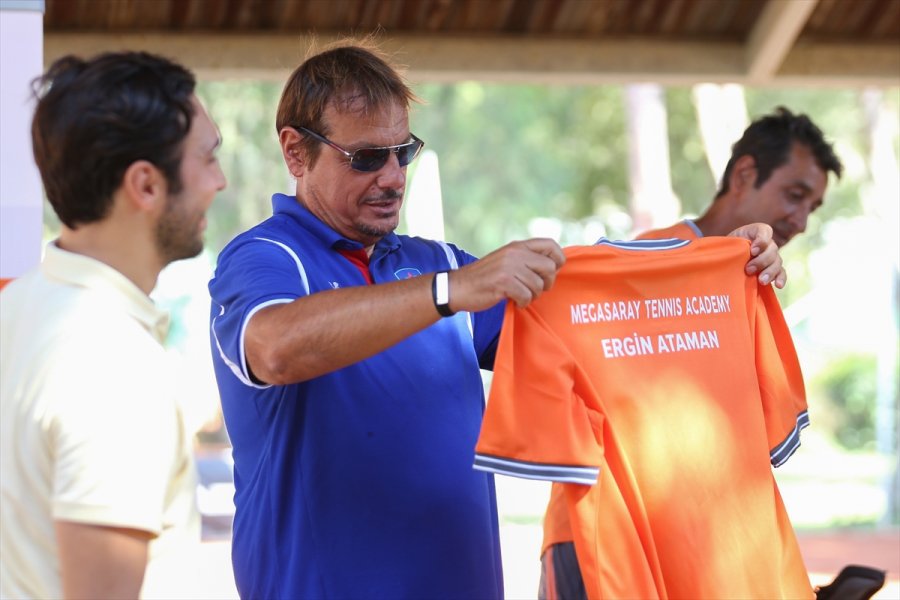 Anadolu Efes Başantrenörü Ergin Ataman, Antalya'da Korta Çıktı