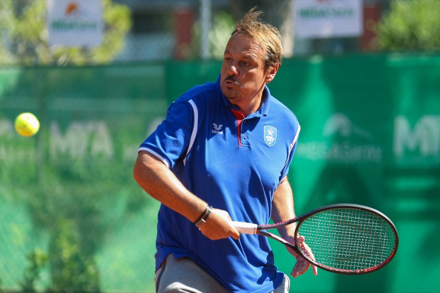 Anadolu Efes Başantrenörü Ergin Ataman, Antalya'da Korta Çıktı