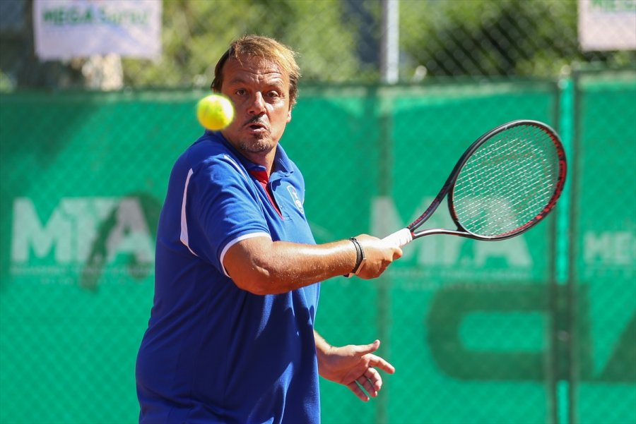 Anadolu Efes Başantrenörü Ergin Ataman, Antalya'da Korta Çıktı