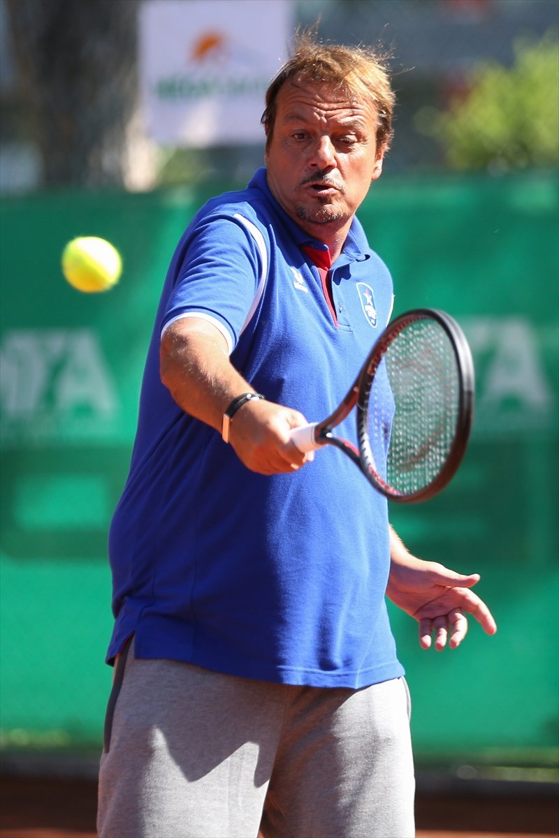 Anadolu Efes Başantrenörü Ergin Ataman, Antalya'da Korta Çıktı