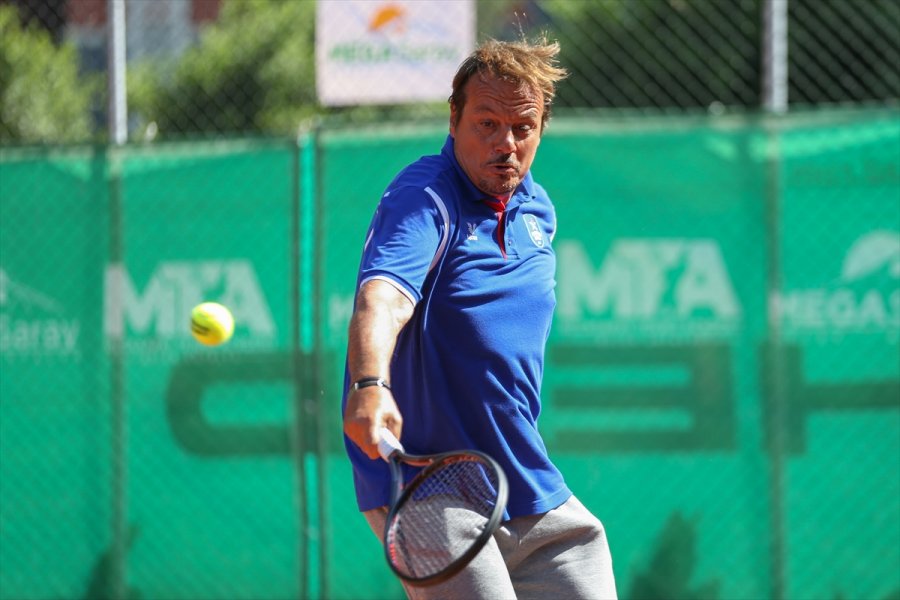 Anadolu Efes Başantrenörü Ergin Ataman, Antalya'da Korta Çıktı