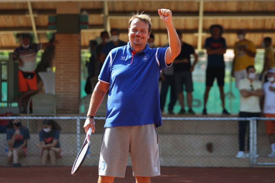 Anadolu Efes Başantrenörü Ergin Ataman, Antalya'da Korta Çıktı