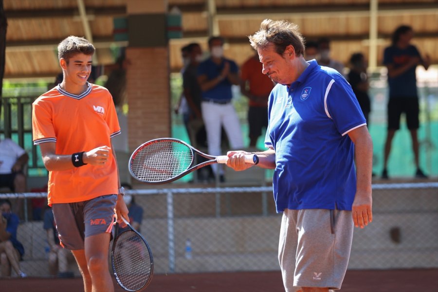Anadolu Efes Başantrenörü Ergin Ataman, Antalya'da Korta Çıktı