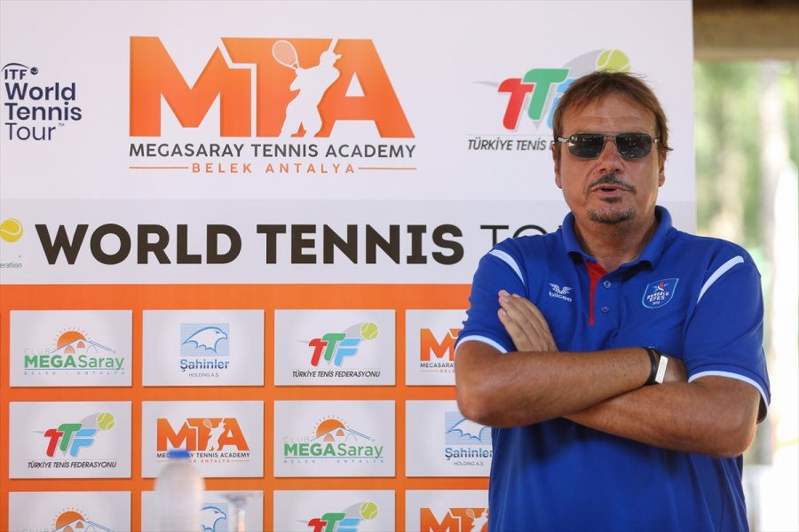 Anadolu Efes Başantrenörü Ergin Ataman, Antalya'da Korta Çıktı