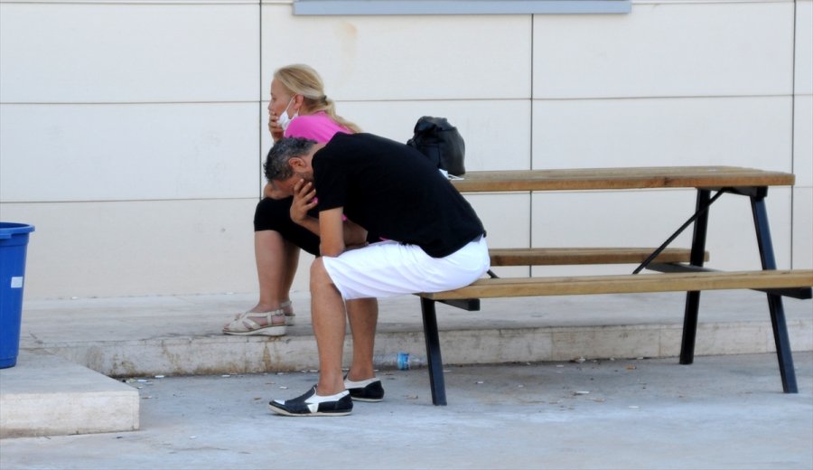 Antalya'da Otomobile Düzenlenen Silahlı Saldırıda Arka Koltuktaki Genç Kadın Öldü