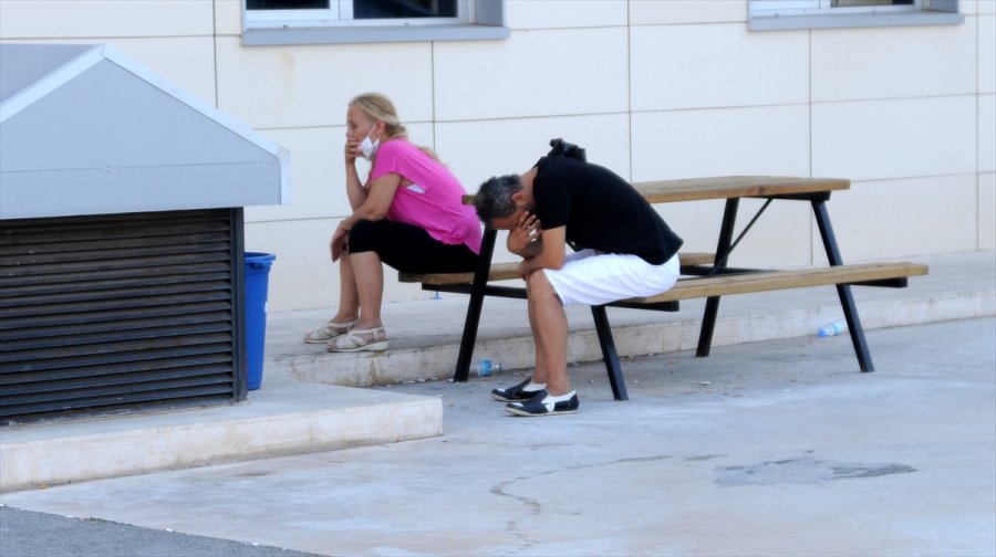 Antalya'da Otomobile Düzenlenen Silahlı Saldırıda Arka Koltuktaki Genç Kadın Öldü