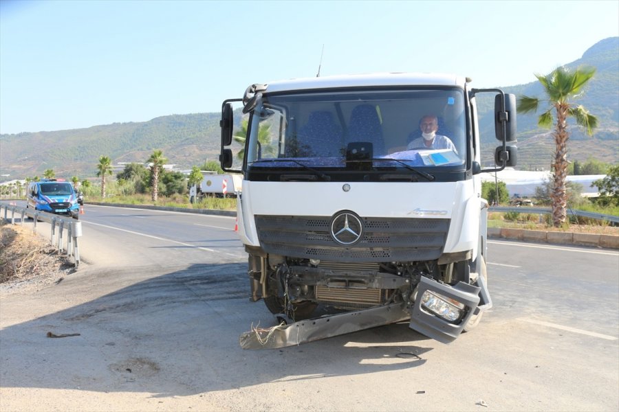 Antalya'da Polis Aracıyla Tankerin Çarpıştığı Kazada 2 Memur Yaralandı