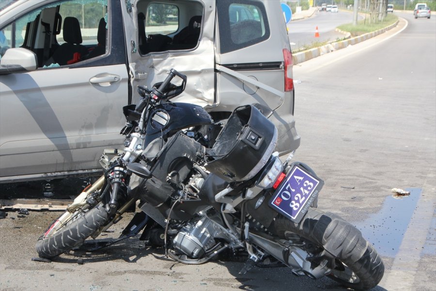 Antalya'da İki Polisin Yaralandığı Kaza Güvenlik Kamerasına Yansıdı