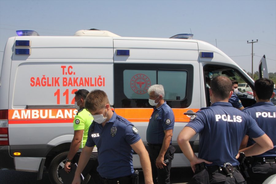 Antalya'da İki Polisin Yaralandığı Kaza Güvenlik Kamerasına Yansıdı