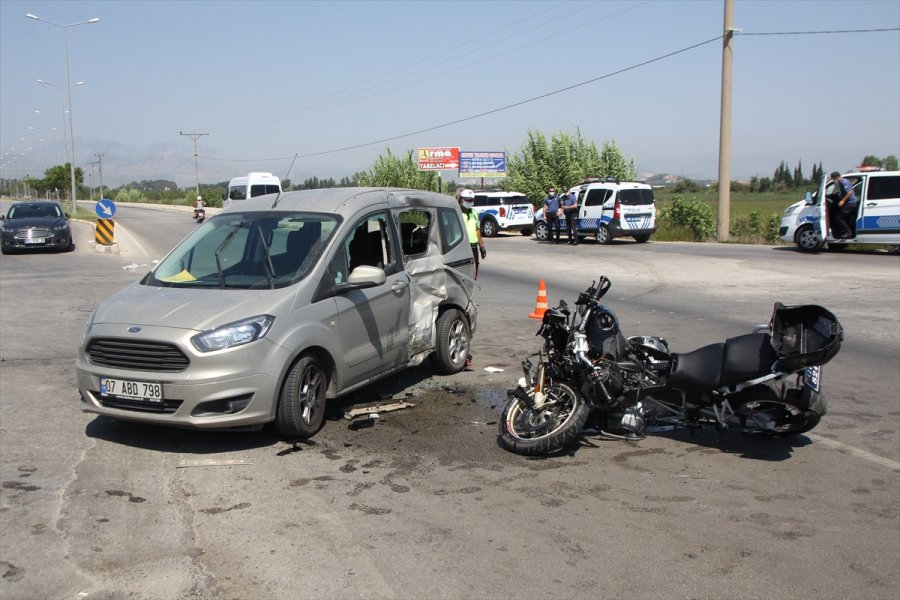 Antalya'da İki Polisin Yaralandığı Kaza Güvenlik Kamerasına Yansıdı