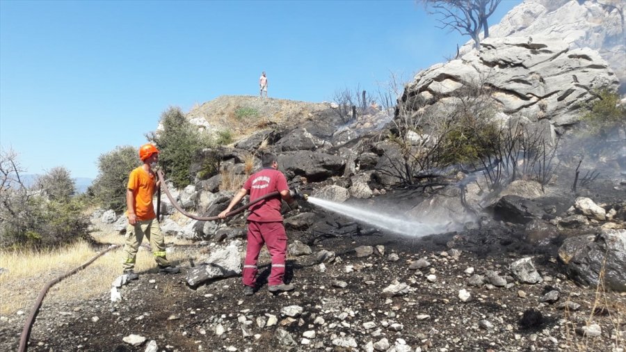 Antalya'da Makilik Alanda Çıkan Yangın Söndürüldü