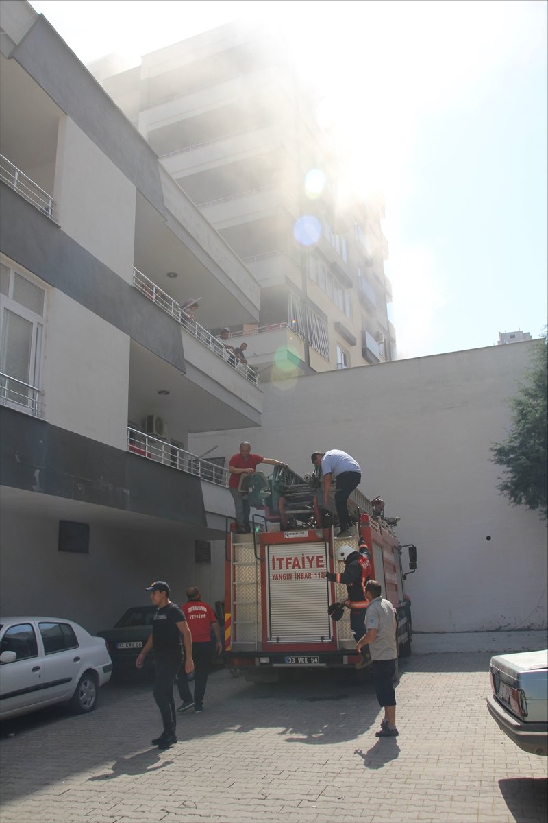 Mersin'de Bir Apartmanın Enerji Dağıtım Panosunda Patlama Sonrası Yangın Çıktı