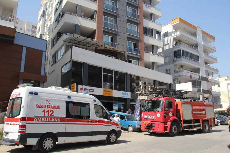 Mersin'de Bir Apartmanın Enerji Dağıtım Panosunda Patlama Sonrası Yangın Çıktı