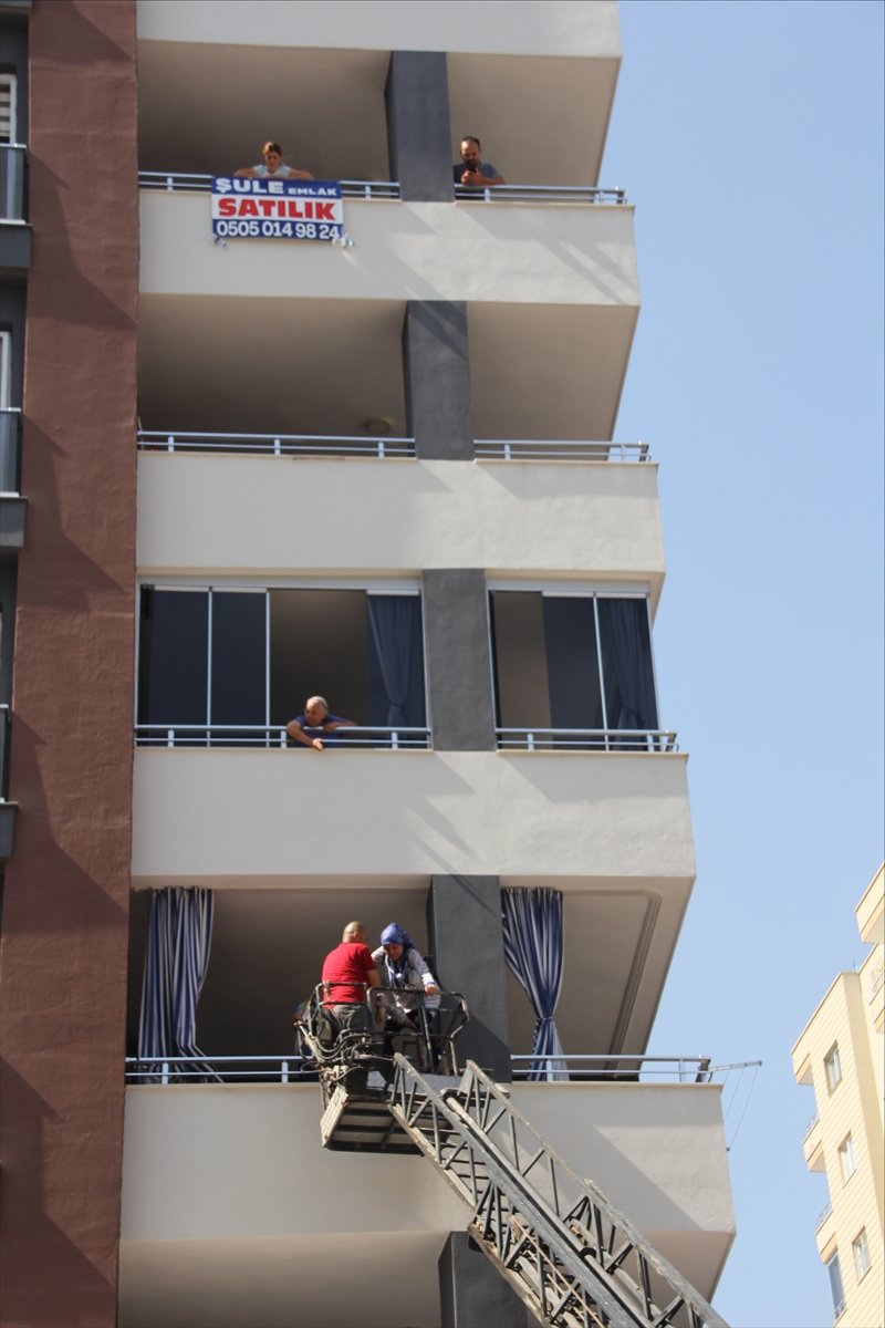 Mersin'de Bir Apartmanın Enerji Dağıtım Panosunda Patlama Sonrası Yangın Çıktı